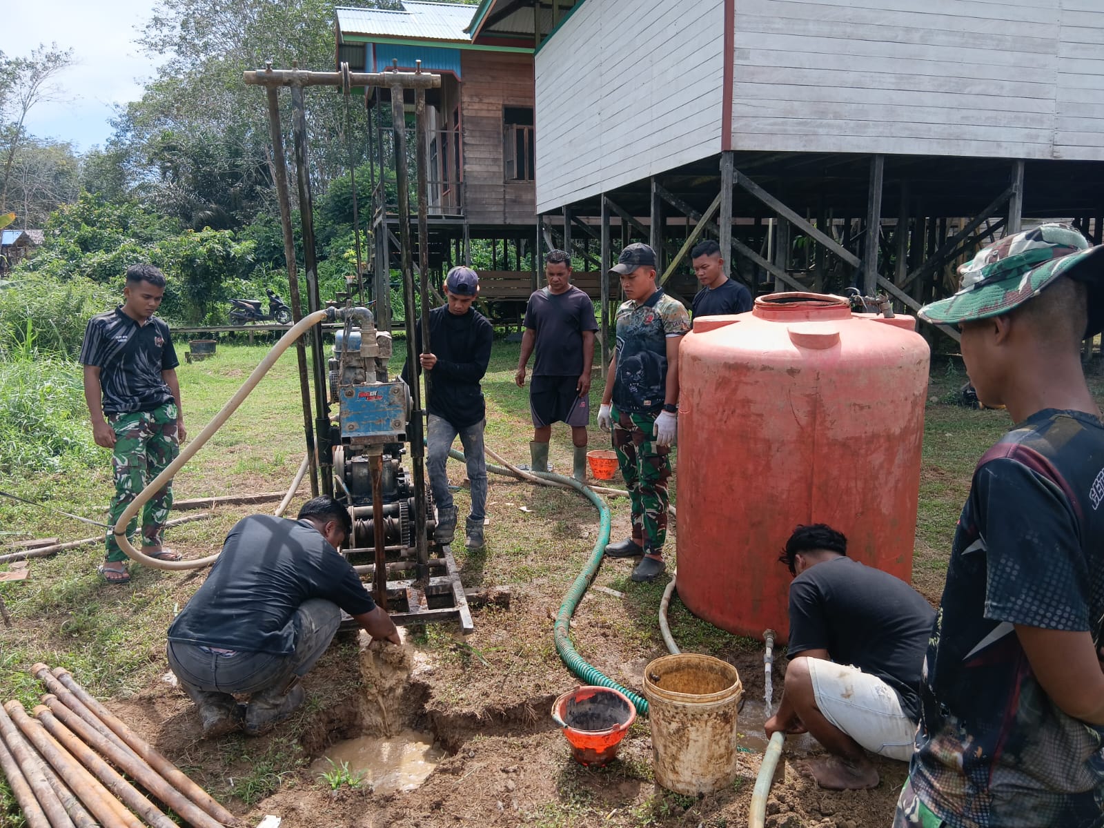 Dan SSK TMMD Wiltas Ke-127 Pimpin Tahap Pengeboran Sumur Bor Bersama Warga di Kampung Tering Lama Dan SSK TMMD Wiltas Ke-127 Pimpin Tahap Pengeboran Sumur Bor Bersama Warga di Kampung Tering Lama
