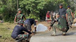 Dan SSK Kapten Inf Firdaus Turun Langsung Bantu Semenisasi Jalan di Kampung Linggang Amer