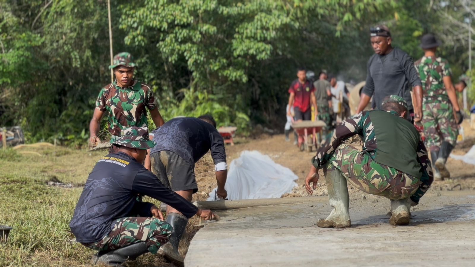 Dan SSK Kapten Inf Firdaus Turun Langsung Bantu Semenisasi Jalan di Kampung Linggang Amer Dan SSK Kapten Inf Firdaus Turun Langsung Bantu Semenisasi Jalan di Kampung Linggang Amer