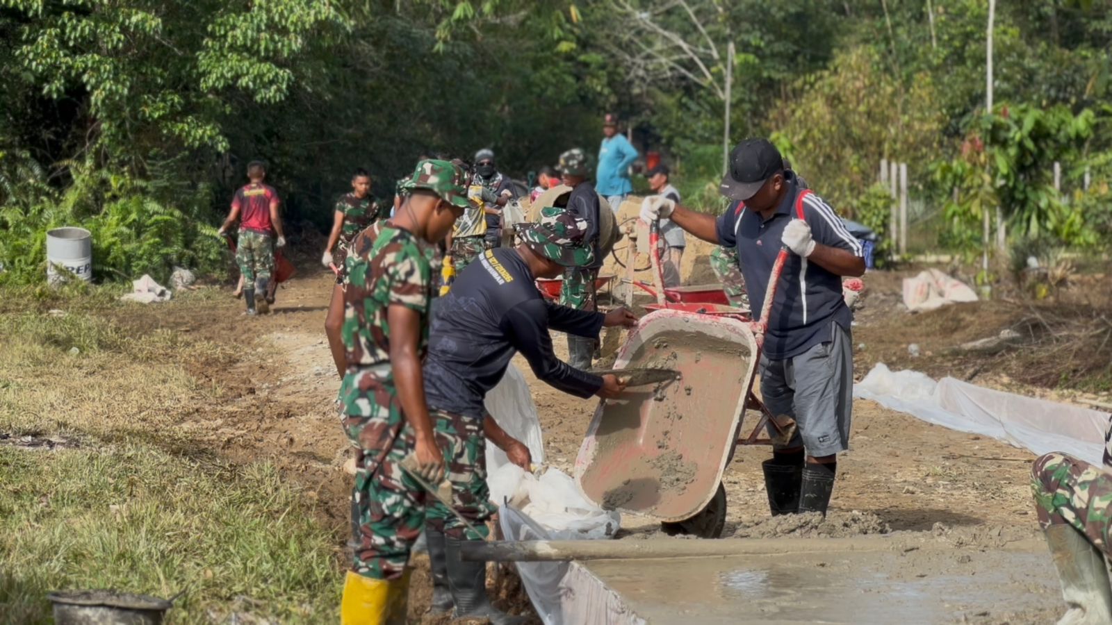 Dan SSK Kapten Inf Firdaus Turun Langsung Bantu Semenisasi Jalan di Kampung Linggang Amer Dan SSK Kapten Inf Firdaus Turun Langsung Bantu Semenisasi Jalan di Kampung Linggang Amer