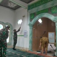 Semangat Kebersamaan, Babinsa dan Warga Kasarangan Gotong Royong Sambut Ramadhan 1447 H