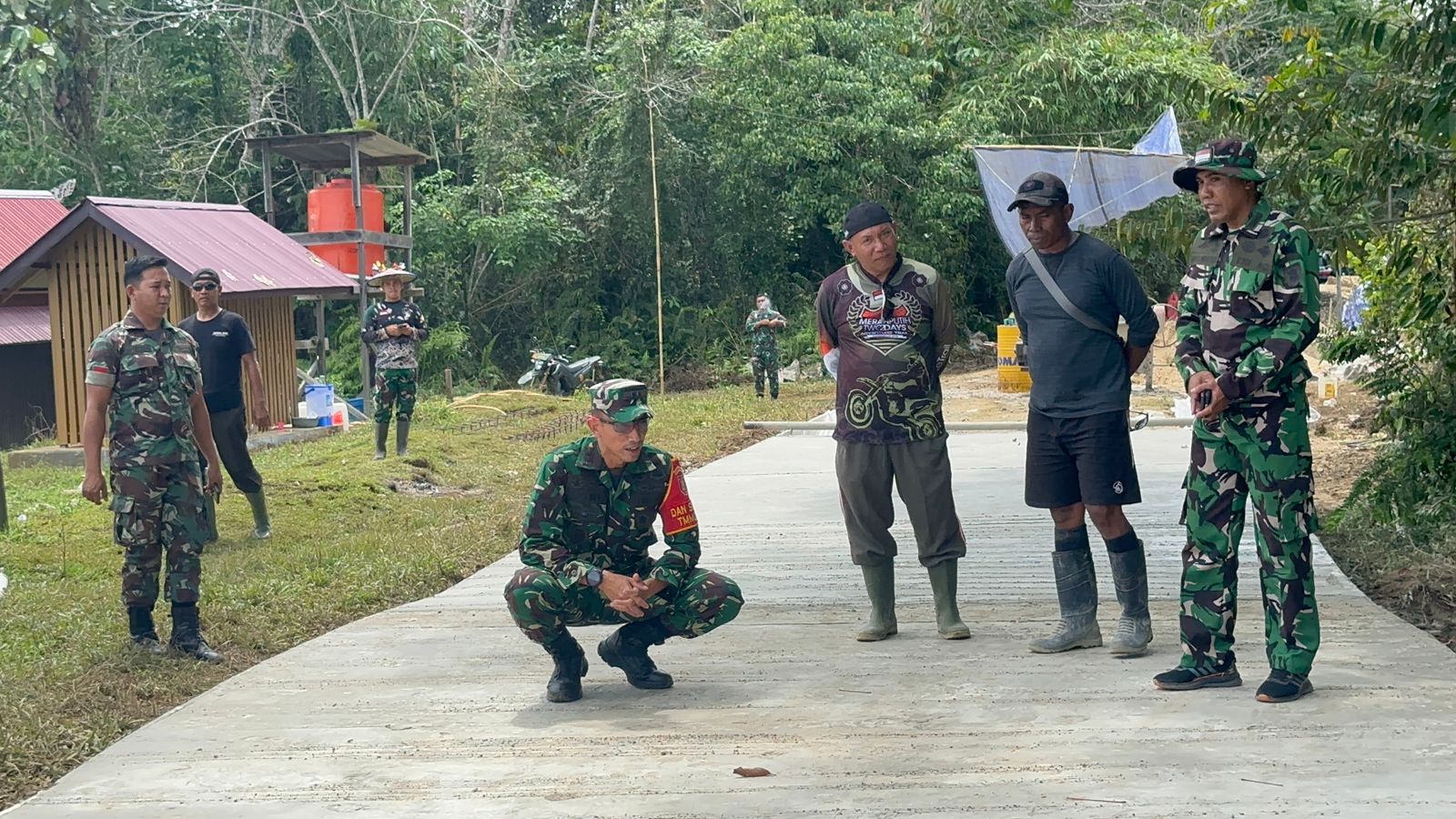 Dansatgas TMMD Wiltas Ke-127 Kodim 0912/Kubar Tinjau Langsung Progres Semenisasi Jalan di Linggang Amer