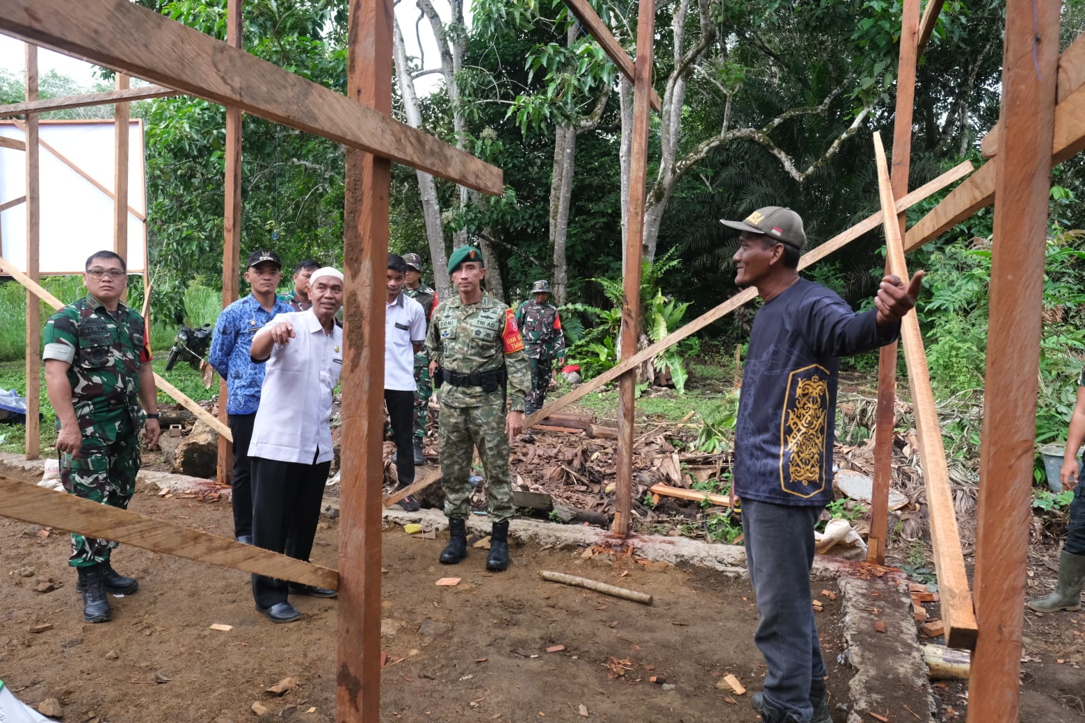 Dansatgas TMMD Wiltas Ke-127 Bersama Kabid Perkim Tinjau Progres RTLH di Linggang Amer Dansatgas TMMD Wiltas Ke-127 Bersama Kabid Perkim Tinjau Progres RTLH di Linggang Amer