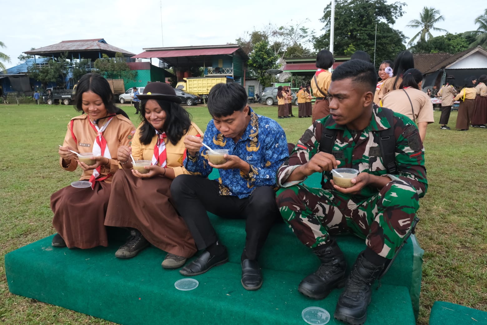 Pasiter Kodim 0912/Kubar Bersama Kabid Perkim Tinjau Sasaran Sumur Bor (TMAB) dan MCK di Kampung Tering Pasiter Kodim 0912/Kubar Bersama Kabid Perkim Tinjau Sasaran Sumur Bor (TMAB) dan MCK di Kampung Tering