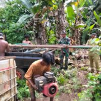 Personel TMMD Ke-127 Kodim 1514/Morotai Pasang Mesin Bor Air di Desa Falila