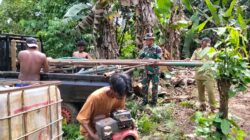 Personel TMMD Ke-127 Kodim 1514/Morotai Pasang Mesin Bor Air di Desa Falila