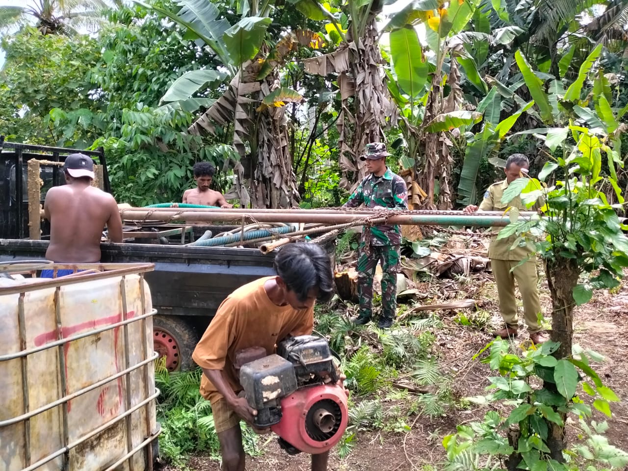 Personel TMMD Ke-127 Kodim 1514/Morotai Pasang Mesin Bor Air di Desa Falila