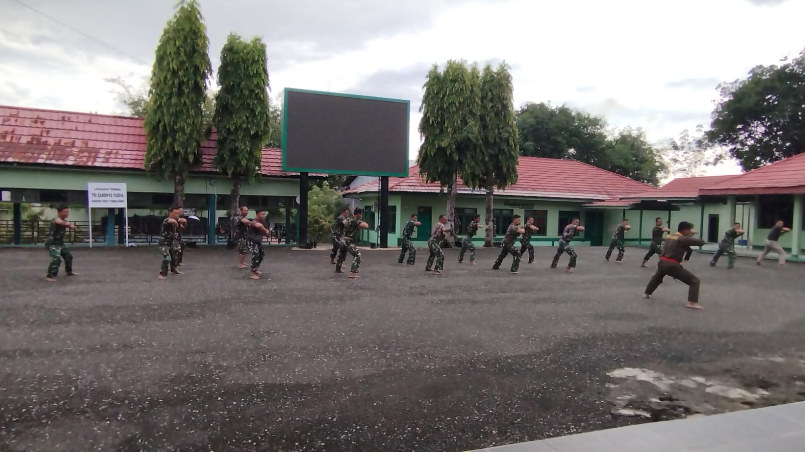 Kodim 1008/Tabalong Laksanakan Latihan Pencak Silat Militer di Lapangan Nanggala Kodim 1008/Tabalong Laksanakan Latihan Pencak Silat Militer di Lapangan Nanggala