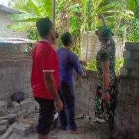 Personel Satgas TMMD Ke-127 Kodim 1514/Morotai Laksanakan Penyusunan Batu Bata RTLH di Desa Mandiri