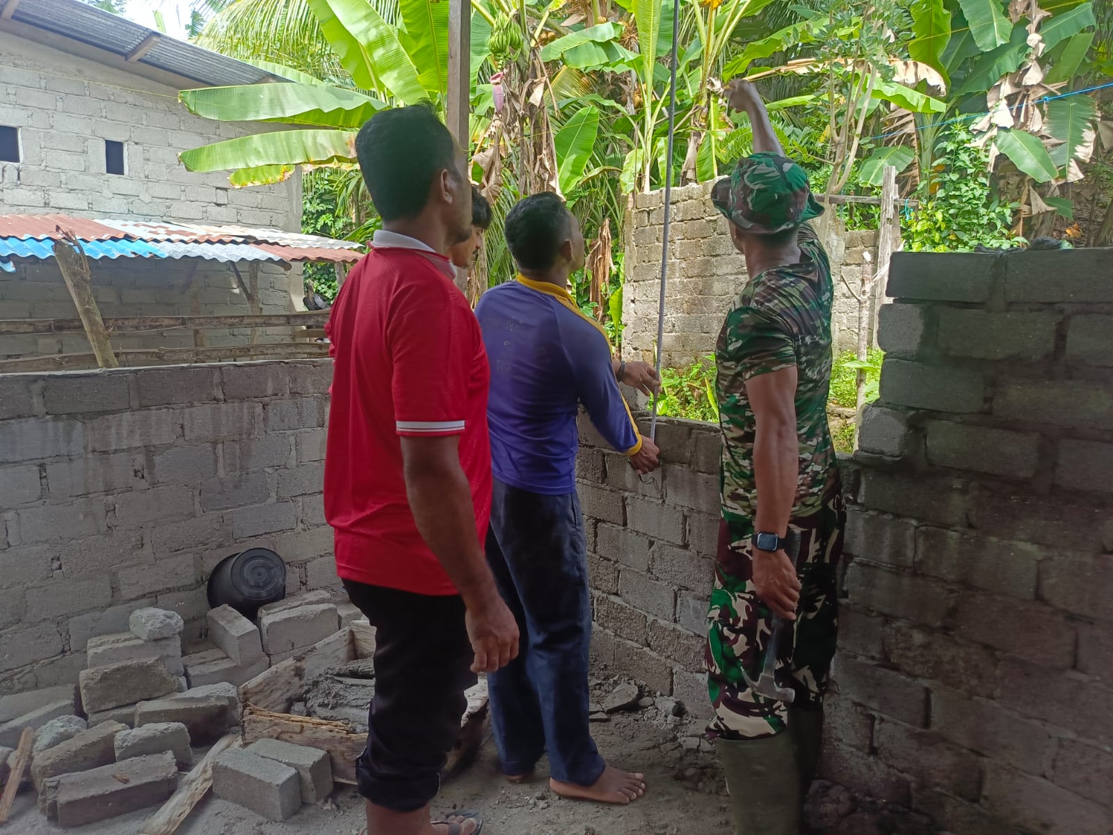 Personel Satgas TMMD Ke-127 Kodim 1514/Morotai Laksanakan Penyusunan Batu Bata RTLH di Desa Mandiri Personel Satgas TMMD Ke-127 Kodim 1514/Morotai Laksanakan Penyusunan Batu Bata RTLH di Desa Mandiri
