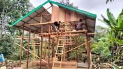 Penuh Ketelitian, Satgas TMMD Pasang Dinding RTLH