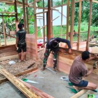 Penuh Ketelitian, Satgas TMMD Pasang Dinding RTLH