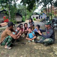 Keceriaan di Lokasi TMMD: Anggota Satgas Bermain Bersama Anak-Anak Linggang Amer