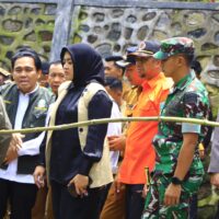 Dandim 0820/Probolinggo Letkol Inf Ribut Yodo Apriantono, S.M. Bersama Forkopimda Mendampingi Gubernur Memantau Dampak Banjir