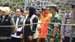 Dandim 0820/Probolinggo Letkol Inf Ribut Yodo Apriantono, S.M. Bersama Forkopimda Mendampingi Gubernur Memantau Dampak Banjir