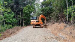 Pembangunan Badan Jalan TMMD ke-127 Kodim 1008/Tabalong Masuk Tahap Perapian Parit Drainase