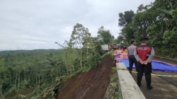 Kapolres Probolinggo Tinjau Jalan Terdampak Longsor di Kecamatan Tiris