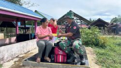 Bentuk Kepedulian, Tim Kesehatan Kodim Berikan Vitamin kepada Warga
