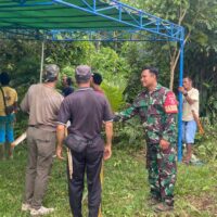 Wujud Kepedulian, Anggota Satgas TMMD Bantu Warga Berduka di Kampung Linggang Amer