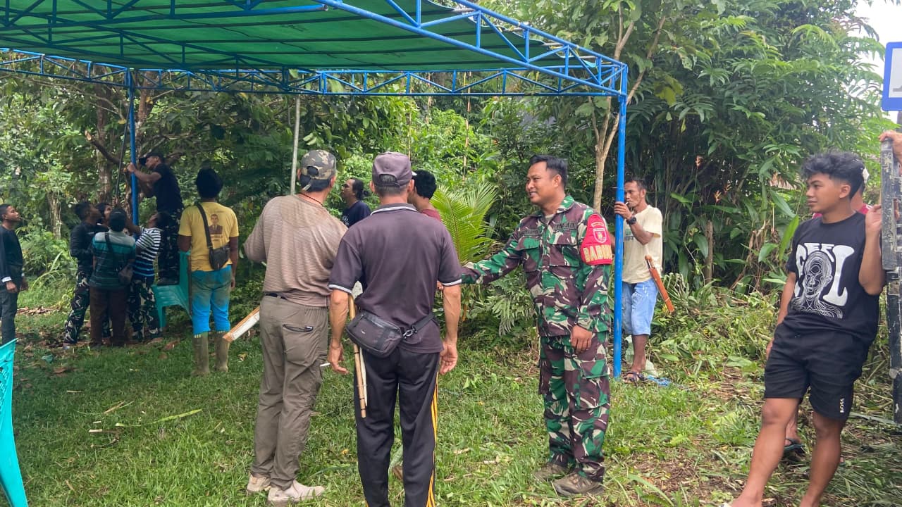 Wujud Kepedulian, Anggota Satgas TMMD Bantu Warga Berduka di Kampung Linggang Amer Wujud Kepedulian, Anggota Satgas TMMD Bantu Warga Berduka di Kampung Linggang Amer
