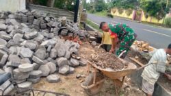 Koramil Wonomerto Mempelopori Pelaksanaan Kerja Bakti Memperbaiki Plengsengan