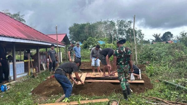 Satgas TMMD Tunjukkan Kepedulian, Bantu Prosesi Pemakaman Warga di Kampung Linggang Amer