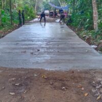 Pantang Kendur di Bulan Ramadhan, Anggota Satgas TMMD Kebut Pengerjaan Semenisasi Jalan