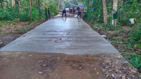 Pantang Kendur di Bulan Ramadhan, Anggota Satgas TMMD Kebut Pengerjaan Semenisasi Jalan Pantang Kendur di Bulan Ramadhan, Anggota Satgas TMMD Kebut Pengerjaan Semenisasi Jalan