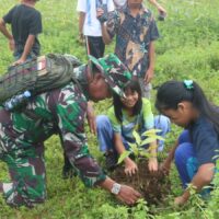 Tanamkan Cinta Lingkungan Sejak Dini, Satgas TMMD Ke-127 Bersama TK Linggang Bigung Laksanakan Penanaman Pohon
