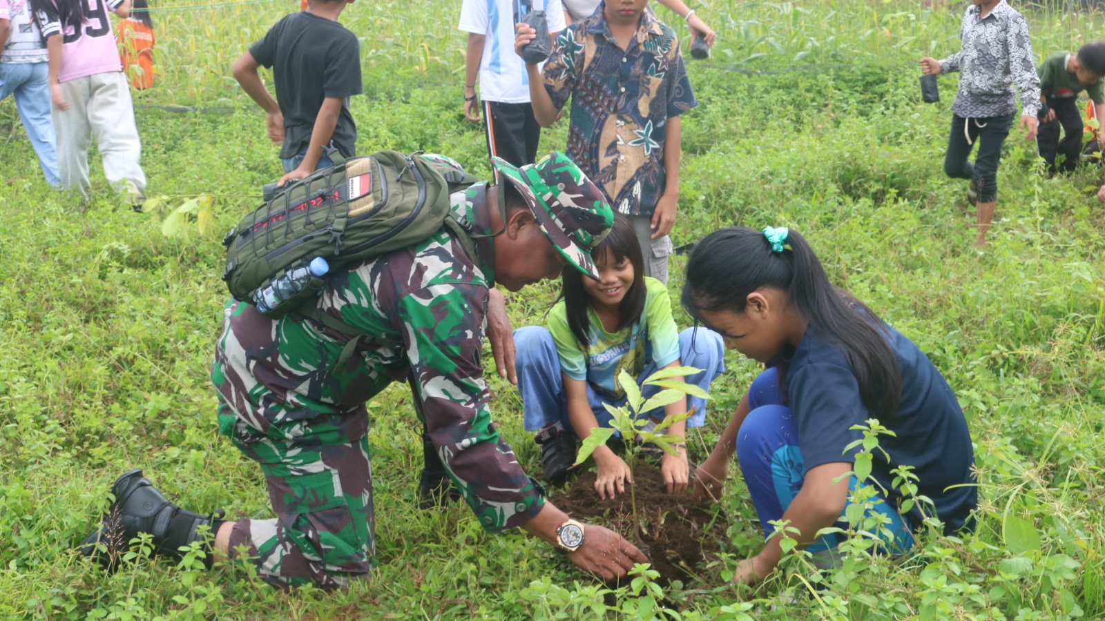 Tanamkan Cinta Lingkungan Sejak Dini, Satgas TMMD Ke-127 Bersama TK Linggang Bigung Laksanakan Penanaman Pohon Tanamkan Cinta Lingkungan Sejak Dini, Satgas TMMD Ke-127 Bersama TK Linggang Bigung Laksanakan Penanaman Pohon