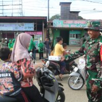 Ramadhan Penuh Berkah, SIMADA Turun Gunung Bersama Satgas TMMD dan Persit Berbagi Takjil di Linggang Bigung