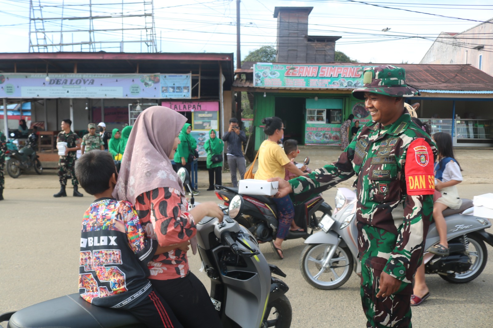 Ramadhan Penuh Berkah, SIMADA Turun Gunung Bersama Satgas TMMD dan Persit Berbagi Takjil di Linggang Bigung