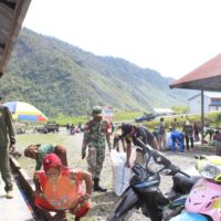 Karya Bakti Gabungan TNI-Polri dan Pemda: Pembersihan Sampah di Pasar Mama-Mama (Nagalomuni) Mulia Kota