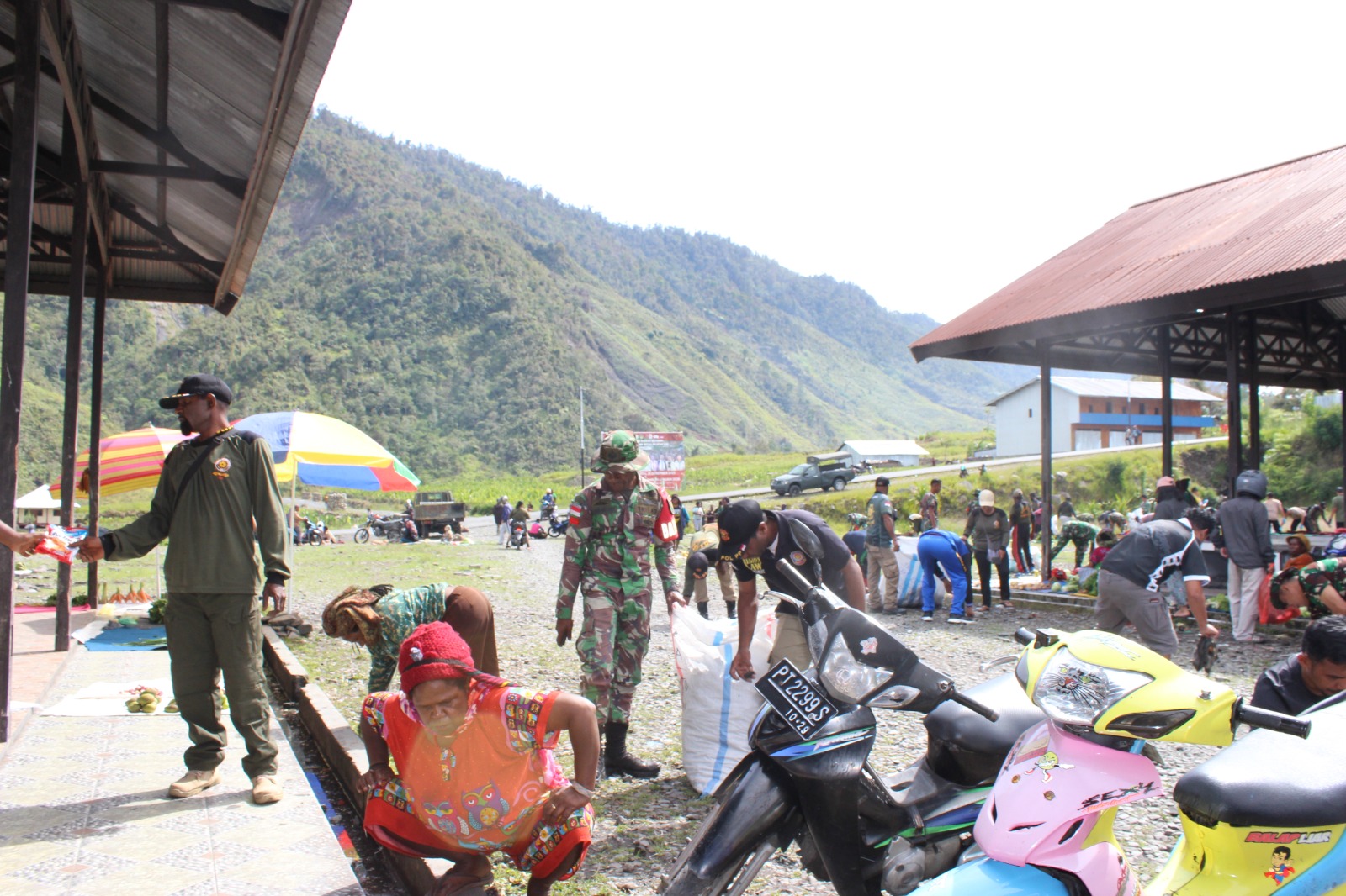 Karya Bakti Gabungan TNI-Polri dan Pemda: Pembersihan Sampah di Pasar Mama-Mama (Nagalomuni) Mulia Kota