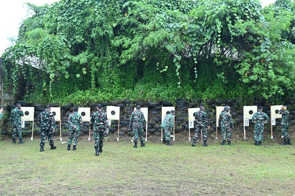 Wujudkan Prajurit yang Profesional dan Siaga, Lanud Sjamsudin Noor Gelar Latihan Menembak TW I Tahun 2026