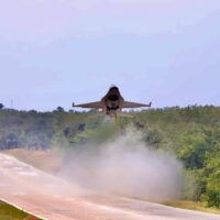 TNI Berhasil Laksanakan Uji Coba Pendaratan F-16 dan Super Tucano di Ruas Tol JTTS Lampung