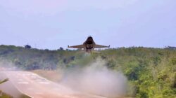 TNI Berhasil Laksanakan Uji Coba Pendaratan F-16 dan Super Tucano di Ruas Tol JTTS Lampung