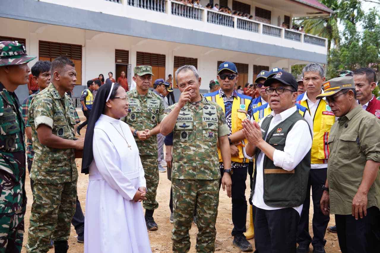 Wakil Ketua I Satgas PRR Letjen TNI Richard Tampubolon Dampingi Menko PMK Penyerahan Bantuan Stimultan Rumah Rusak Pascabencana di Sumatera