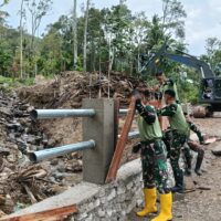 TNI AD Bangun Jembatan Aramco di Agam, Akses Warga Nagari Bayua Kembali Terbuka