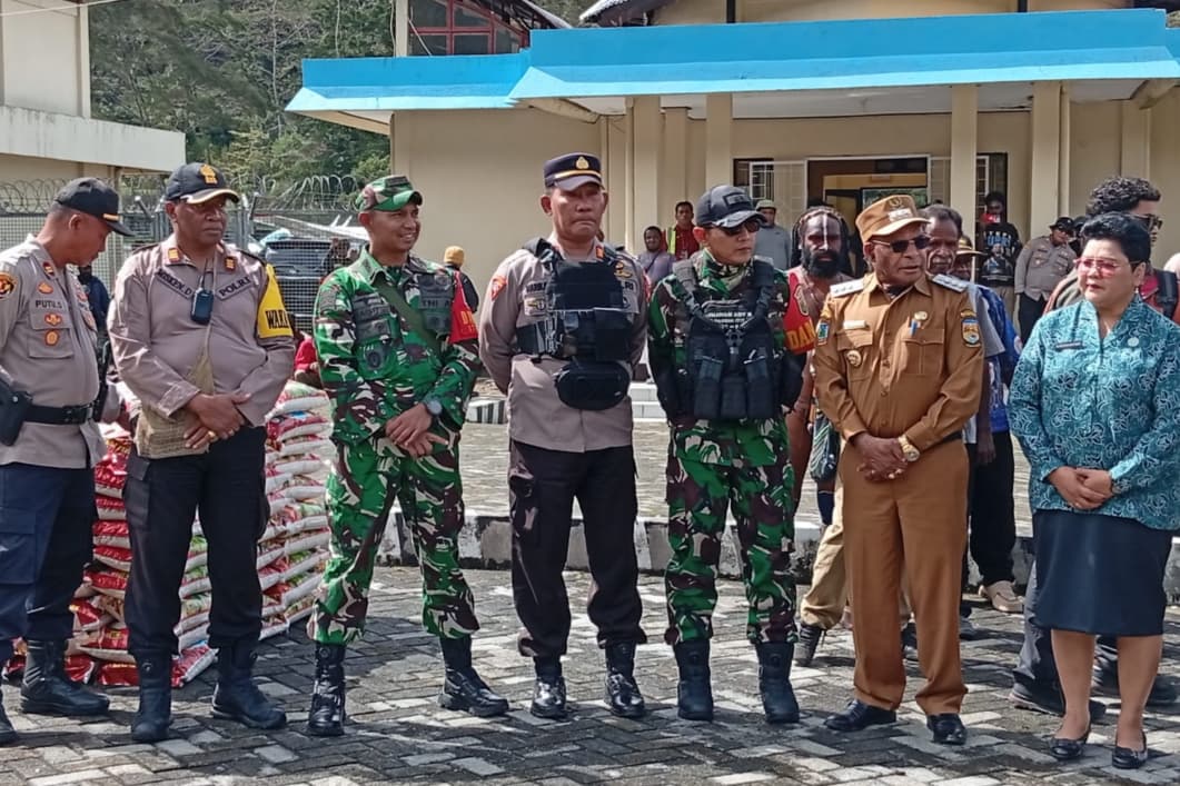 Dandim 1714/PJ Dampingi Bupati Puncak Serahkan Sembako Untuk Masyarakat Pengungsi di Kab. Puncak Jaya