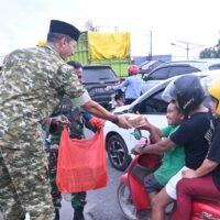 Berbagi Kebahagiaan Ramadan, Lanud Sultan Hasanuddin Bagikan Takjil di Simpang Lima Bandara