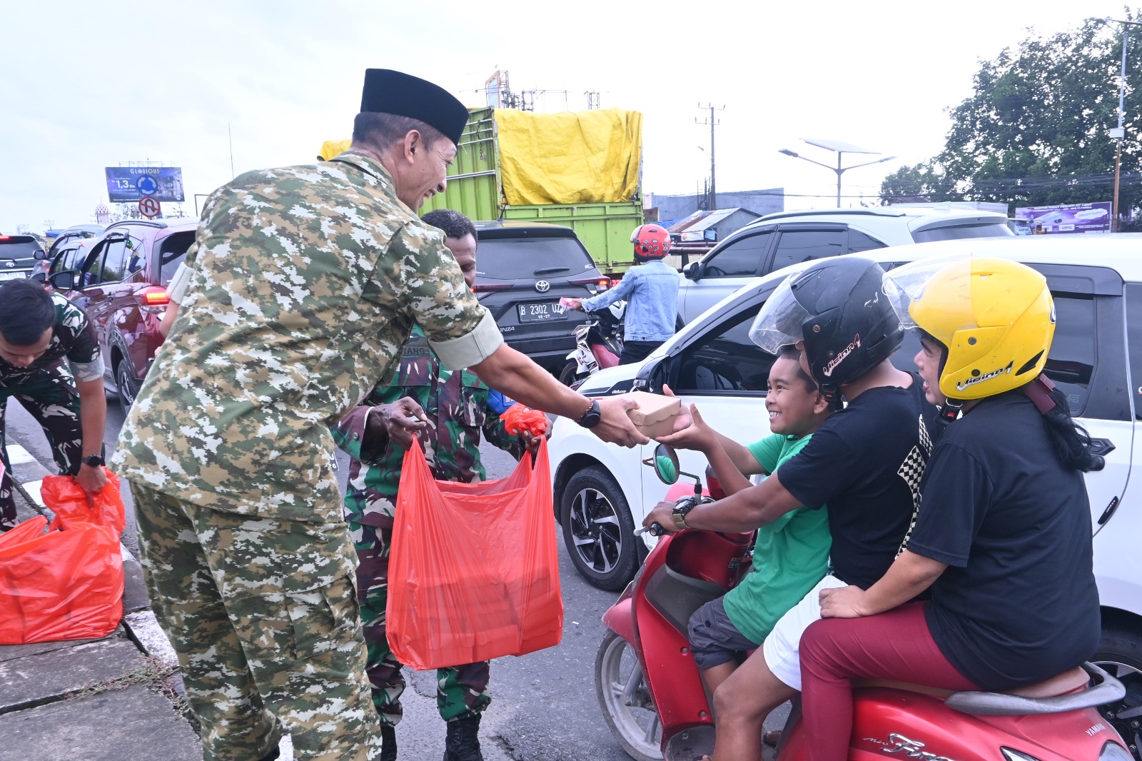 Berbagi Kebahagiaan Ramadan, Lanud Sultan Hasanuddin Bagikan Takjil di Simpang Lima Bandara Berbagi Kebahagiaan Ramadan, Lanud Sultan Hasanuddin Bagikan Takjil di Simpang Lima Bandara