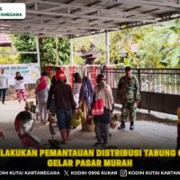 Babinsa Lakukan Pemantauan Distribusi Tabung Gas Saat Gelar Pasar Murah