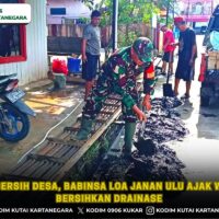 Aksi Bersih Desa, Babinsa Loa Janan Ulu Ajak Warga Bersihkan Drainase