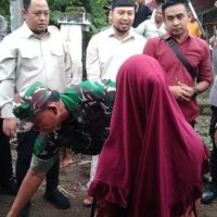 Koramil Besuk Bersama Sejumlah Pihak Salurkan Bantuan Kepada Warga Terdampak Bencana