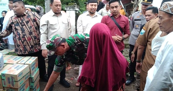 Koramil Besuk Bersama Sejumlah Pihak Salurkan Bantuan Kepada Warga Terdampak Bencana