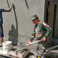 Personel TMMD Ke-127 Kodim 1514/Morotai Bersama Warga Laksanakan Pelesteran MCK di Desa Dehegila