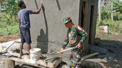Personel TMMD Ke-127 Kodim 1514/Morotai Bersama Warga Laksanakan Pelesteran MCK di Desa Dehegila
