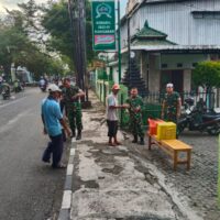 Mencari Keberkahan Dibulan Ramadan, Koramil Kanigaran Membagikan Takjil
