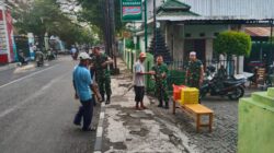 Mencari Keberkahan Dibulan Ramadan, Koramil Kanigaran Membagikan Takjil